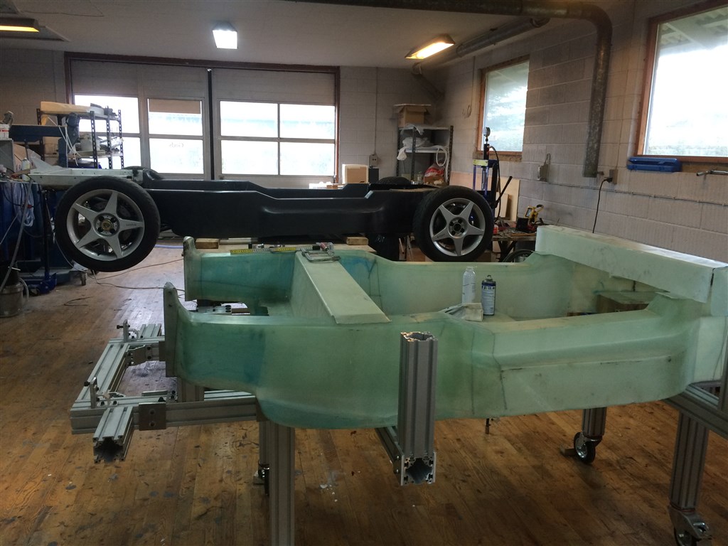 Glasfiberchassis i jig og rolling kulfiberchassis